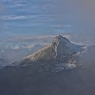 Cima entre la niebla